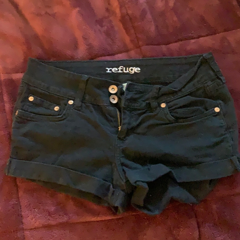 Black refuge shorts